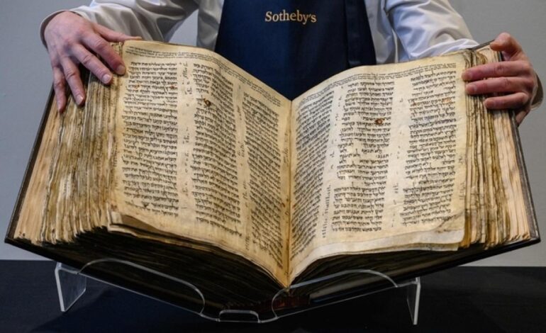  Hallan BIBLIA de mil 500 años de ANTIGÜEDAD; revela que Jesucristo NO murió crucificado