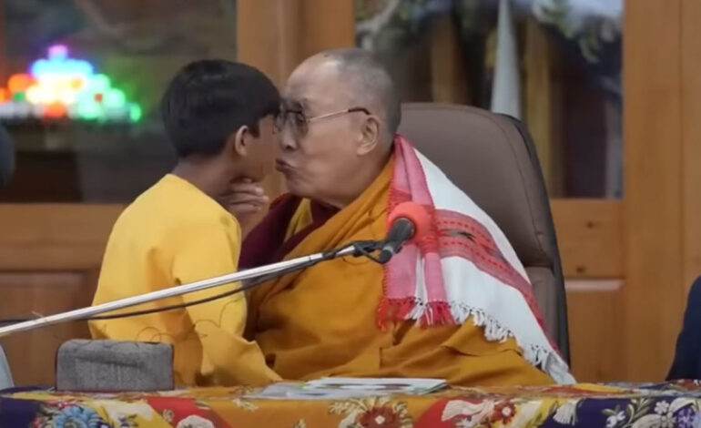 Dalai Lama besa a niño en la boca, pide le ‘chupe’ la lengua y desata polémica