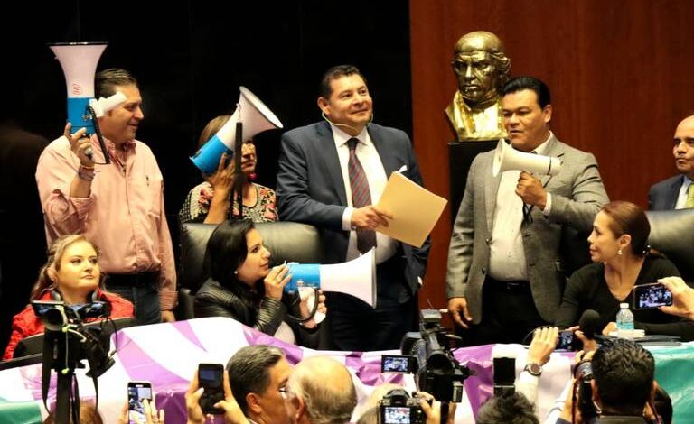  En fast track y con sede alterna, senadores aprueban reformas de AMLO