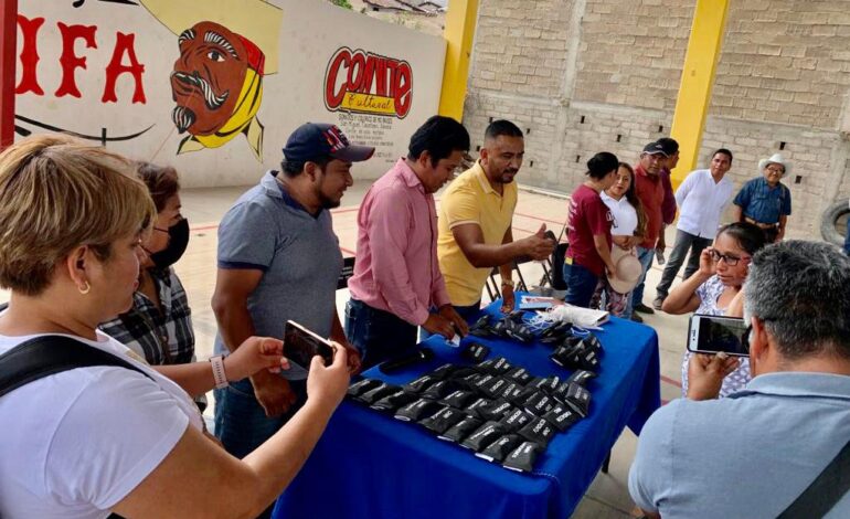  Fundación Nino entrega lentes gratis a familias de San Miguel Tlacotepec