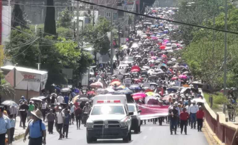  Realiza Sección 22 marcha masiva, desquician bloqueos varios puntos de Oaxaca