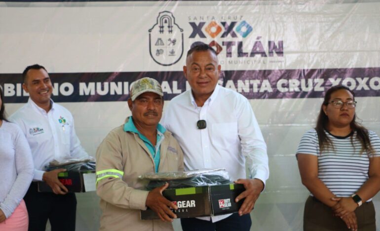  Incentiva Chente Castellanos a personal de áreas verdes y barrido con entrega de uniformes