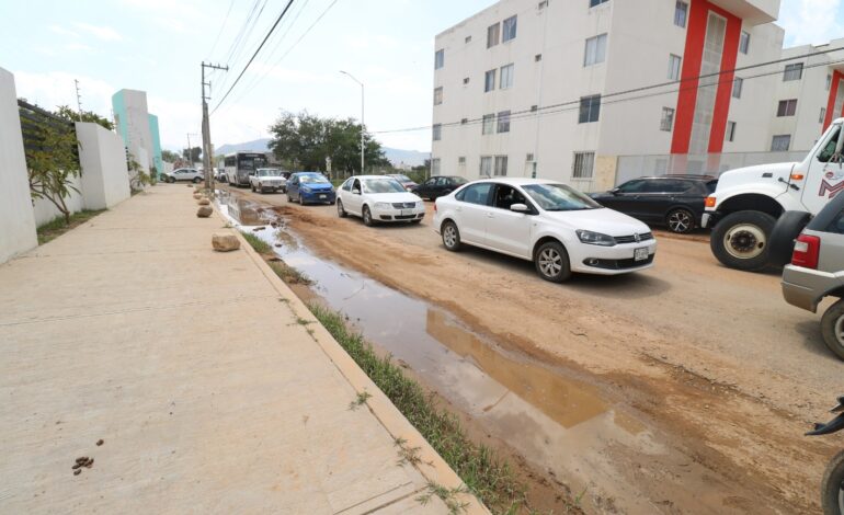  Responde Chente Castellanos añeja demanda de pavimentación en carretera al Tequio