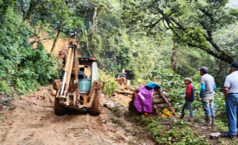  Protección Civil y Sedena, liberan camino a Santiago Atitlán tras derrumbes ocasionados por las fuertes lluvias