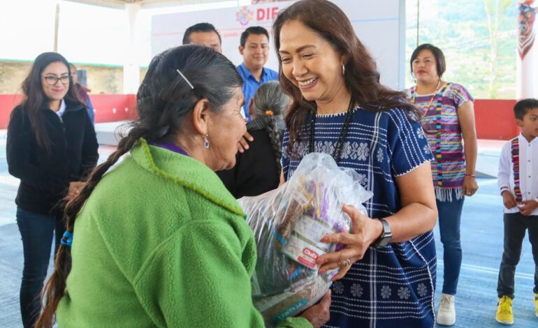  Continúa la entrega de apoyos por parte del DIF Oaxaca en la Sierra de Flores Magón