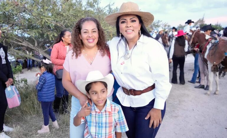  Asiste Secretaria de Turismo Saymi Pineda a cabalgata en Miahuatlán