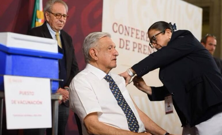  AMLO se vacuna contra Covid-19 e influenza