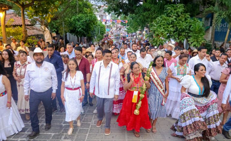  En un ambiente de algarabía inicia la Guelaguetza del Mar