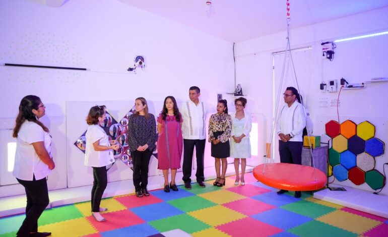  Oaxaca a la vanguardia en políticas de inclusión, inaugura Centro de Autismo Nyela To Bidao, abrazando a la niña y al niño