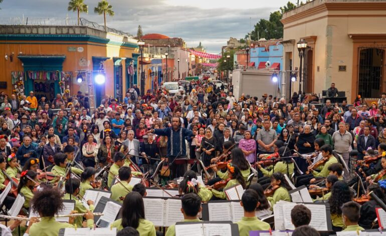  Orquesta Sinfónica y Coro de la Central de Abasto con Esperanza Azteca cautiva al público