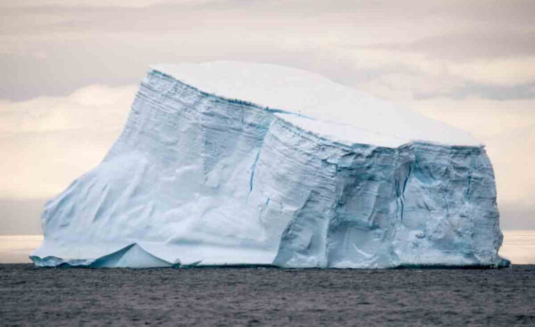  Monstruoso iceberg tan grueso como el Empire State flota a la deriva tras 30 años encallado