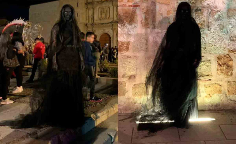  Espeluznante mujer ‘sombra’ es captada en calles de Oaxaca en Día de Muertos