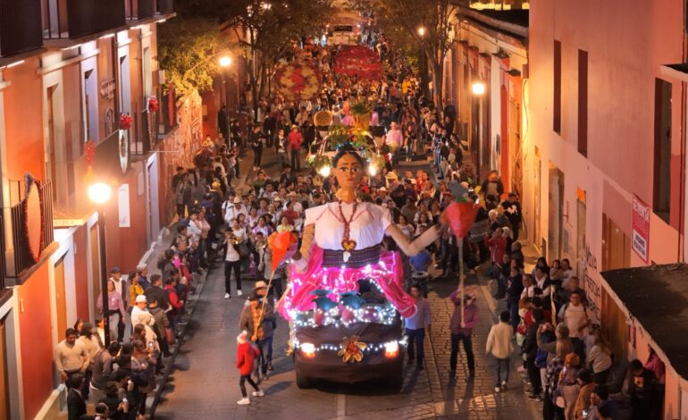  Celebra Gobierno de Oaxaca Primer Desfile de Noche de Rábanos