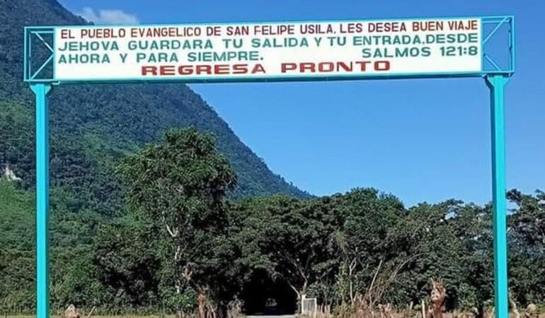  Sigue en Usila lío de intolerancia religiosa, por letrero evangélico de bienvenida