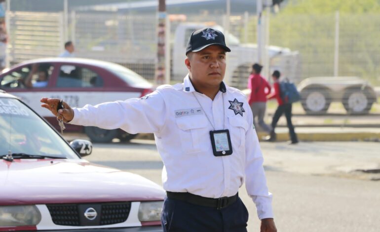  Reciben policías de Oaxaca primer pago de salario digno