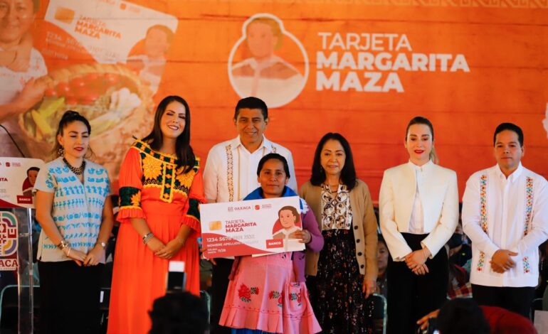  Encabeza Gobernador Salomón Jara Cruz entrega de Tarjeta Margarita Maza a jefas de familia de las ocho regiones