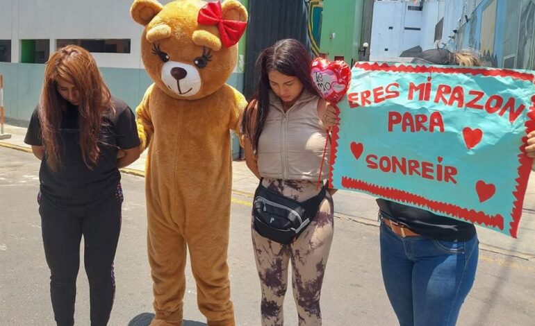  Disfrazado de oso captura a dealer