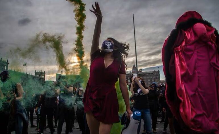  “Soy feminista por mis hijos”: mexicanas cambian su vida y muestran su resiliencia durante el 8M