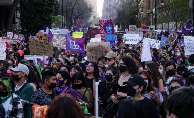  “Se portaron muy bien las manifestantes”, afirma AMLO sobre la marcha por el 8M