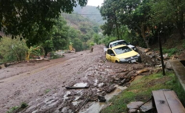  Supervisa Protección Civil deslave en la Sierra de Juárez