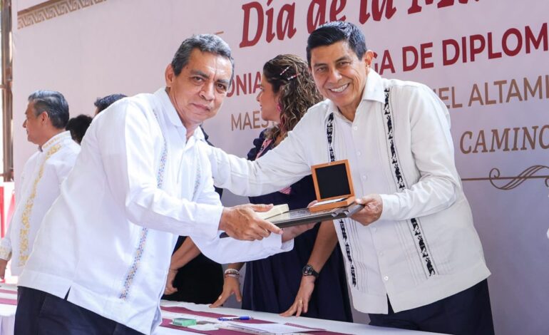  Reconocen labor de maestras y maestros oaxaqueños