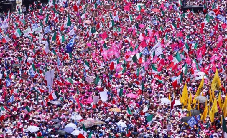  Acuden 95 mil personas a marcha de Marea Rosa en el Zócalo capitalino