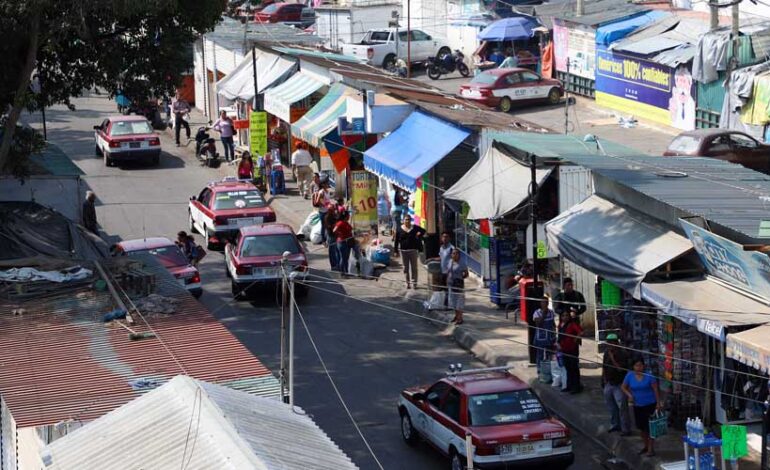  Fiscalía de Oaxaca realiza cateo en inmediaciones de la Central de Abasto en el que detienen a una persona y aseguran 32 teléfonos robados