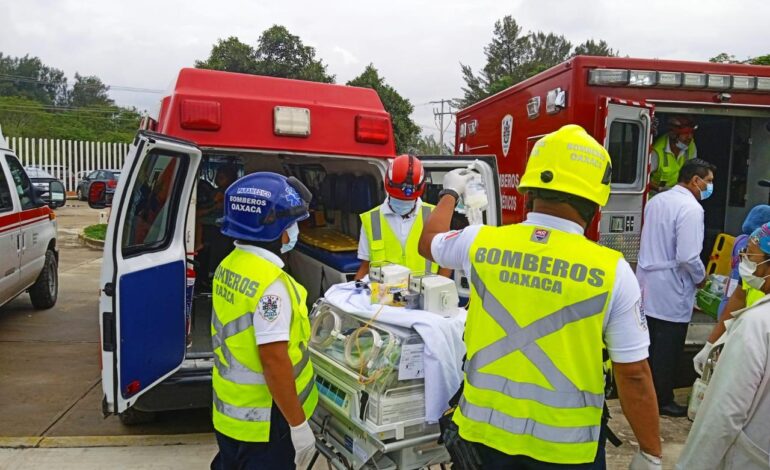  Bomberos realiza labores de traslado y limpieza en Hospital de la Niñez Oaxaqueña