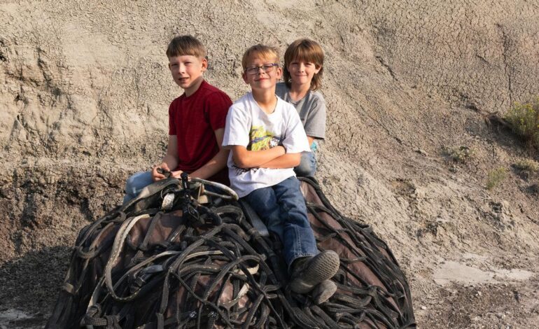  Tres niños descubren fósil de dinosaurio extremadamente raro