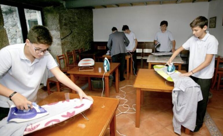  ¡Rompiendo estereotipos! Escuela enseña a su alumnos a planchar, cocinar y coser