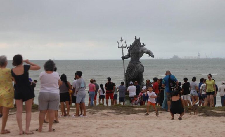  Poseidón se vuelve más famoso tras paso de Beryl; más turistas van a tomarse fotos