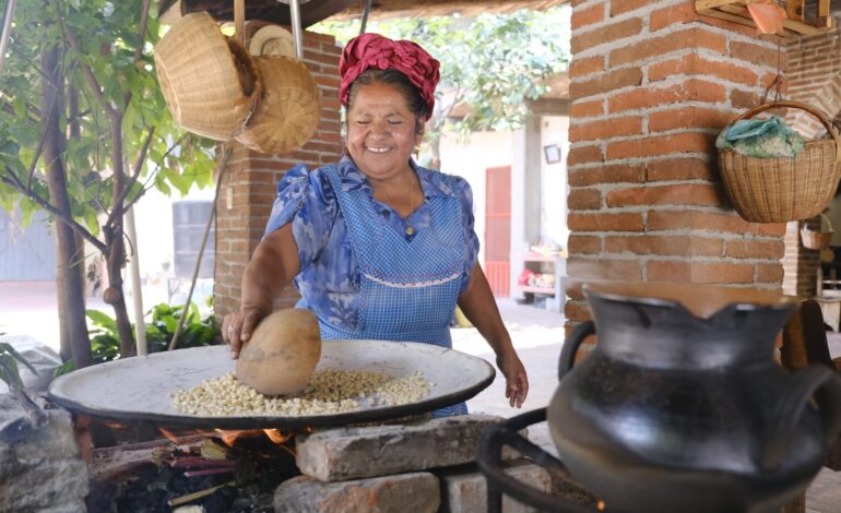  Invita Seculta al Taller de Cultura alimentaria, impartido por la cocinera tradicional Abigail Mendoza