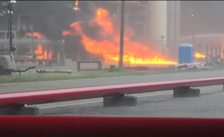  Bajo control incendio en la Refinería Antonio Dovalí Jaime, Salina Cruz