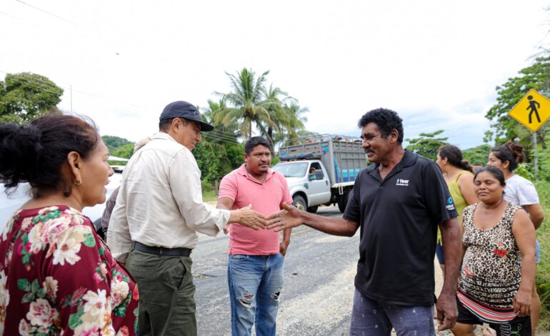  Recorre Salomón Jara zona afectada por John en Tututepec y Jamiltepec