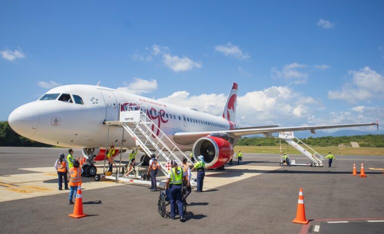  Llega primer vuelo de Air Canadá a Santa María Huatulco