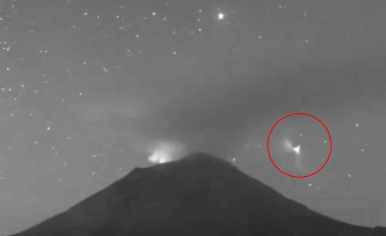  Captan inquietante luz triangular en ascenso en el volcán Popocatépetl durante la madrugada