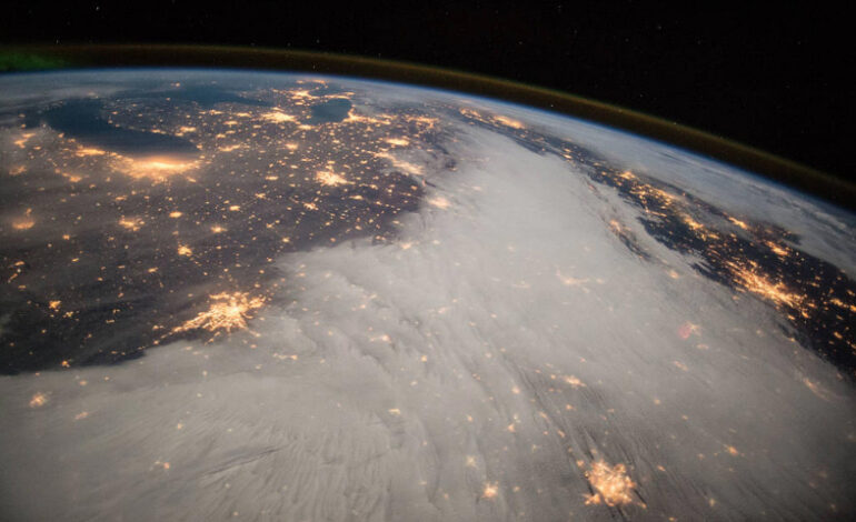  Astronautas a bordo de la Estación Espacial Internacional celebran el Año Nuevo 16 veces