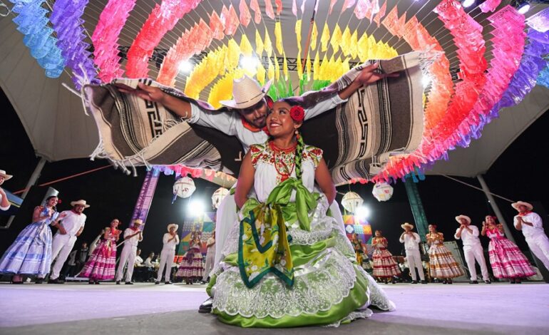 Deslumbra Guelaguetza en la Feria Nayarit 2025