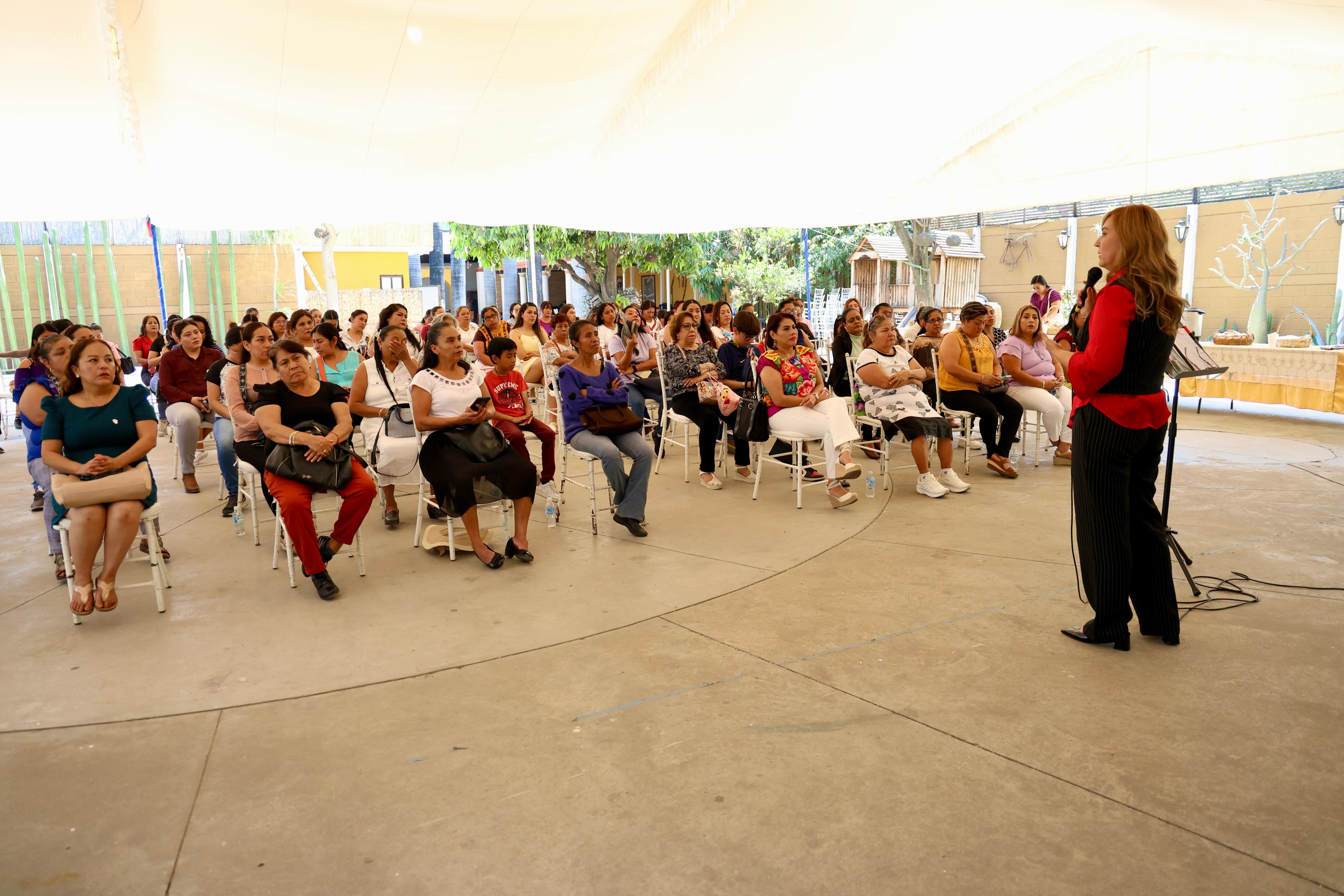 Tania López López fortalece el liderazgo femenino en Xoxocotlán