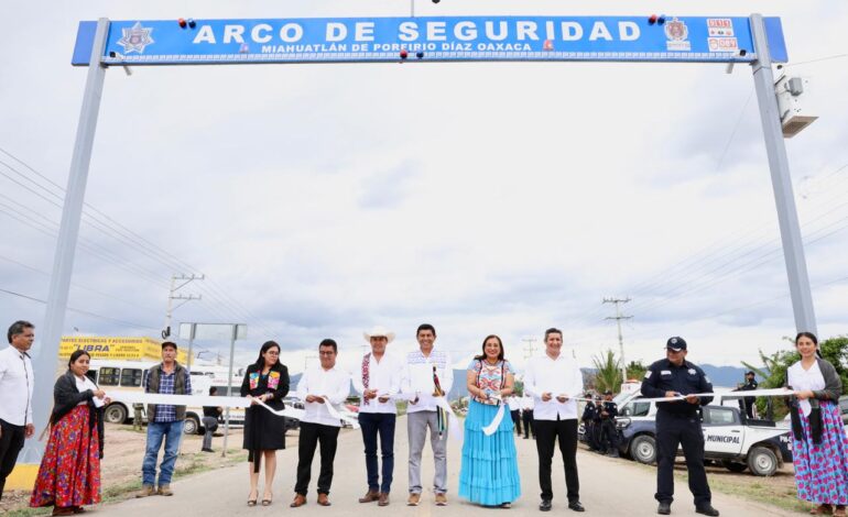 Inaugura Salomón Jara Cruz arco de seguridad en Miahuatlán de Porfirio Díaz
