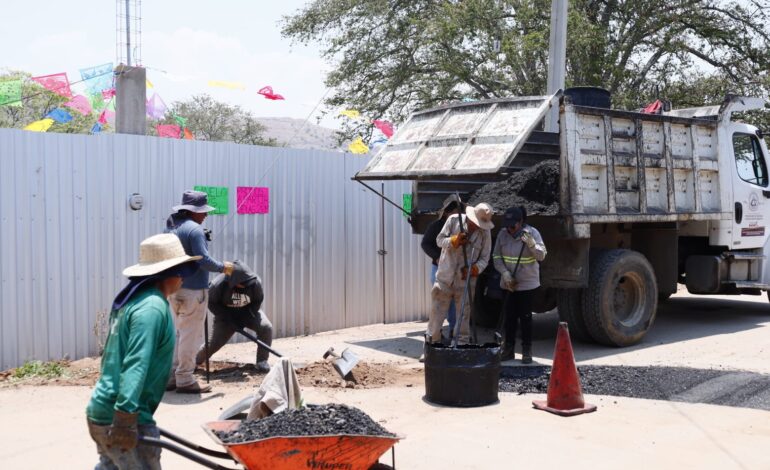 Mejora Xoxocotlán tránsito y seguridad con bacheo y rastreo de calles y avenidas