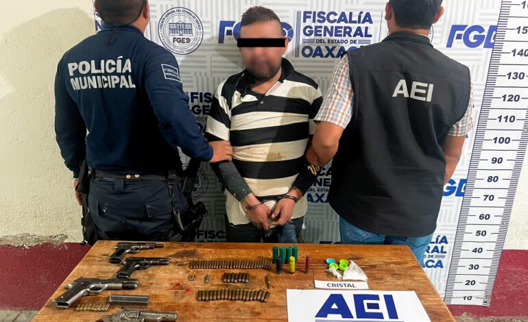 Detienen a una persona con varias armas de fuego, chaleco antibalas y drogas, circulaba en calles del Valle de Etla