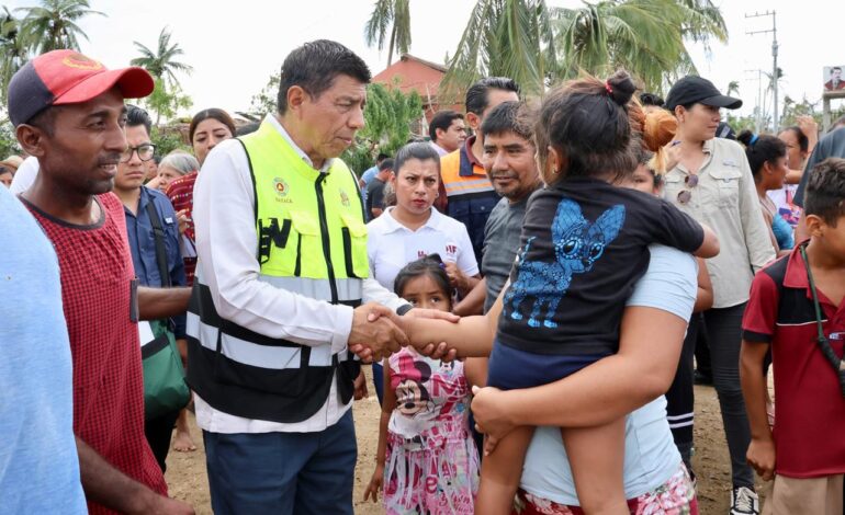  En recorrido por zona afectada al paso de huracán “Erick”, Salomón Jara Cruz brinda atención directa a comunidades