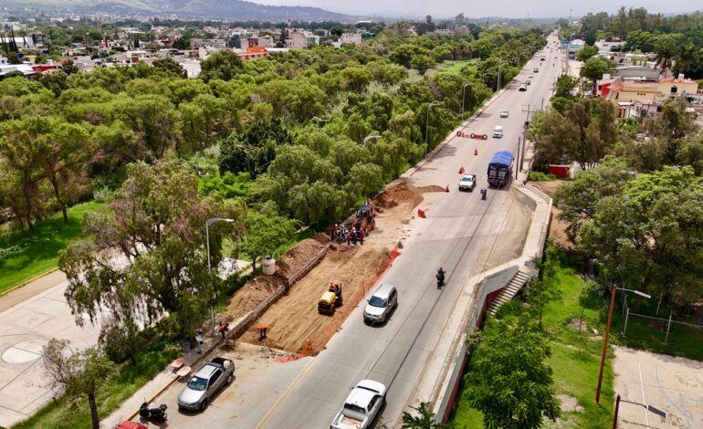 Repara Gobierno de Oaxaca socavón en Circuito Interior Riberas del Atoyac