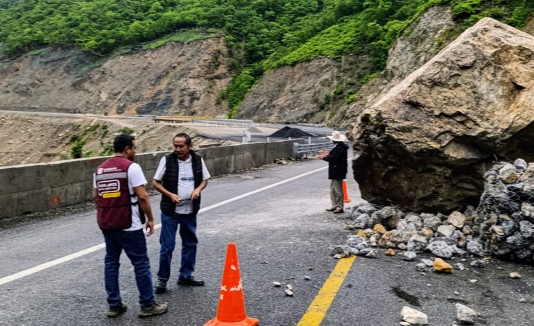  Sin interrupciones, continúan trabajos para rehabilitación del paso en autopista Mitla-Tehuantepec informa Gobierno de Oaxaca