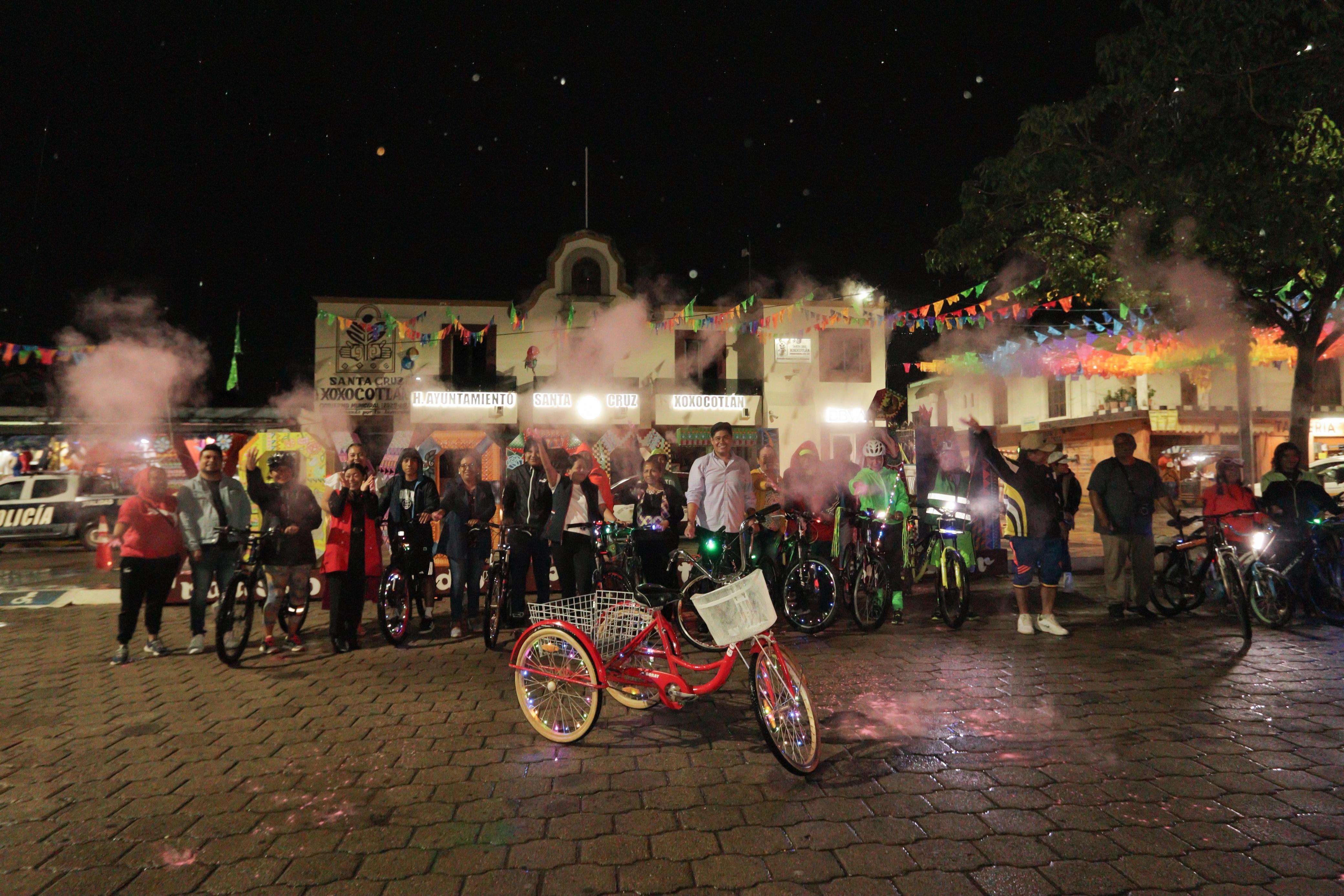 Con luces, color y sonrisas, brilla Xoxocotlán con Rodada Neón