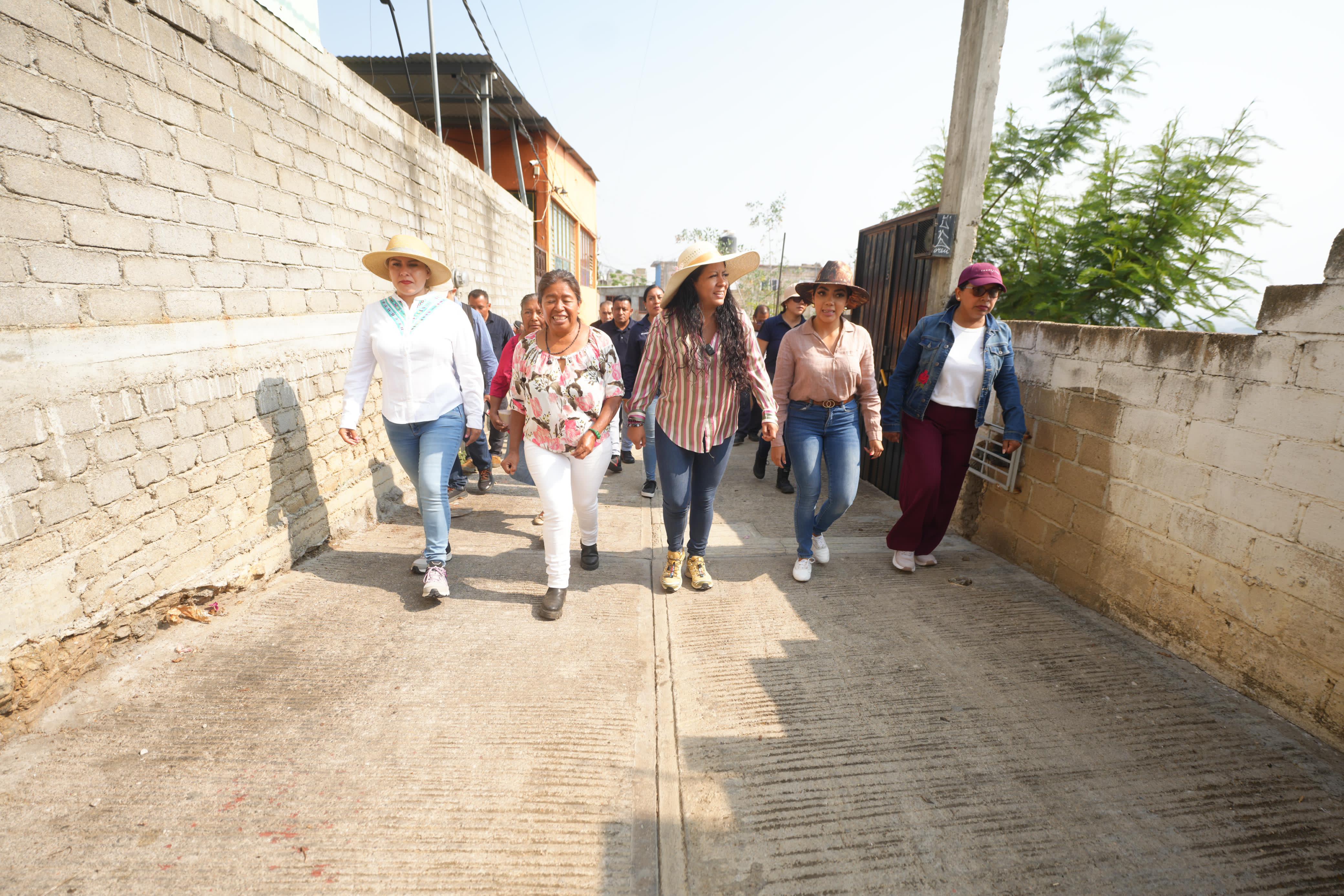  Nancy Benítez escucha y atiende a las familias xoxeñas