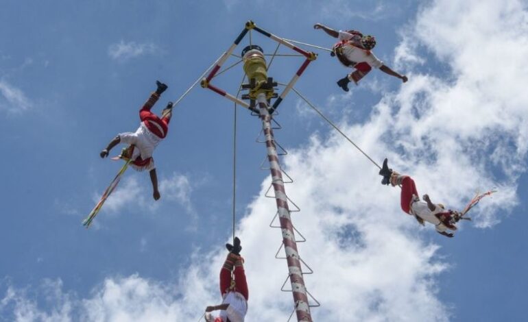  Así fue el momento en que voladores de Papantla caen desde 10 metros de altura tras colapso de estructura
