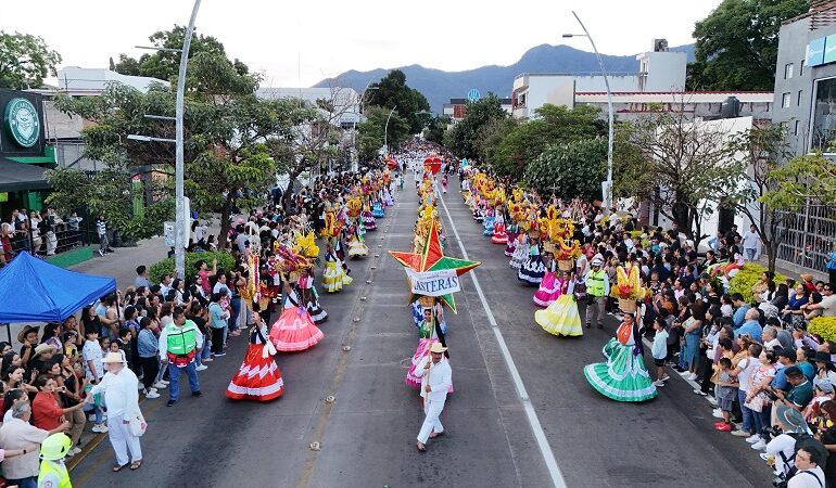  Cautivó Primer Desfile de Delegaciones que anuncia el Lunes del Cerro de la Guelaguetza 2025