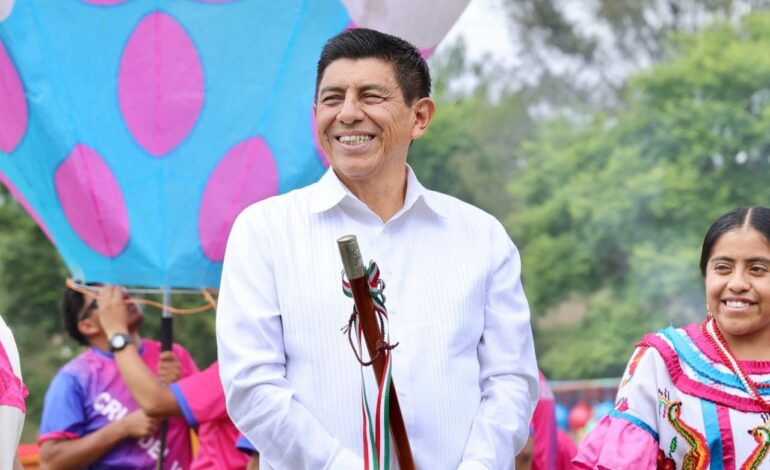  Impulsa Salomón Jara Cruz tradición de globos de cantoya en Matadamas, Etla